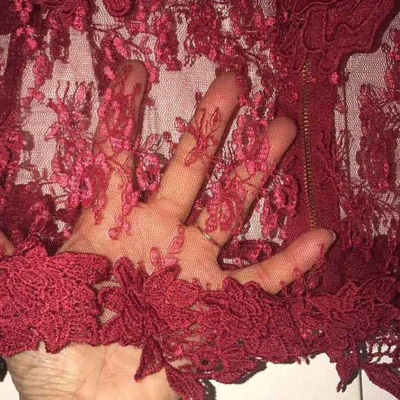 Women’s Lace Sleeveless Top - Picture 3 of 8